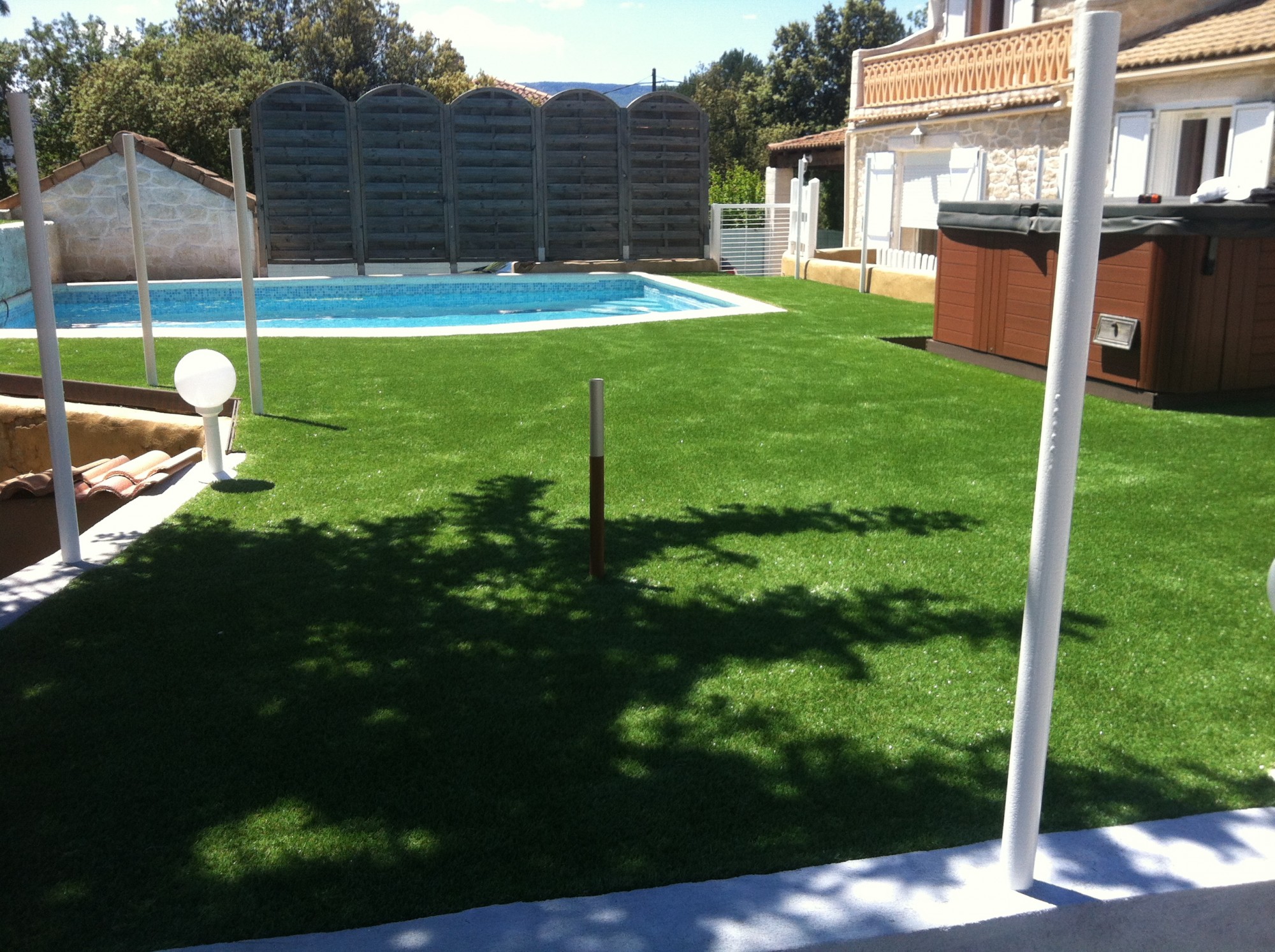 Pose d'un gazon synthétique pour un entourage de piscine à Saint Maximin